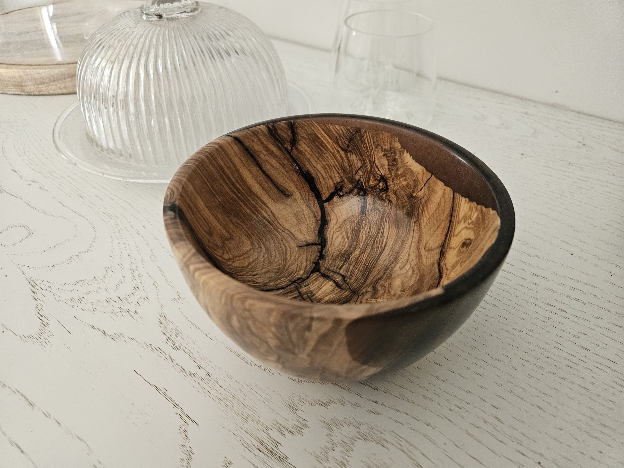 Bol en bois d'olivier et résine – Image 2