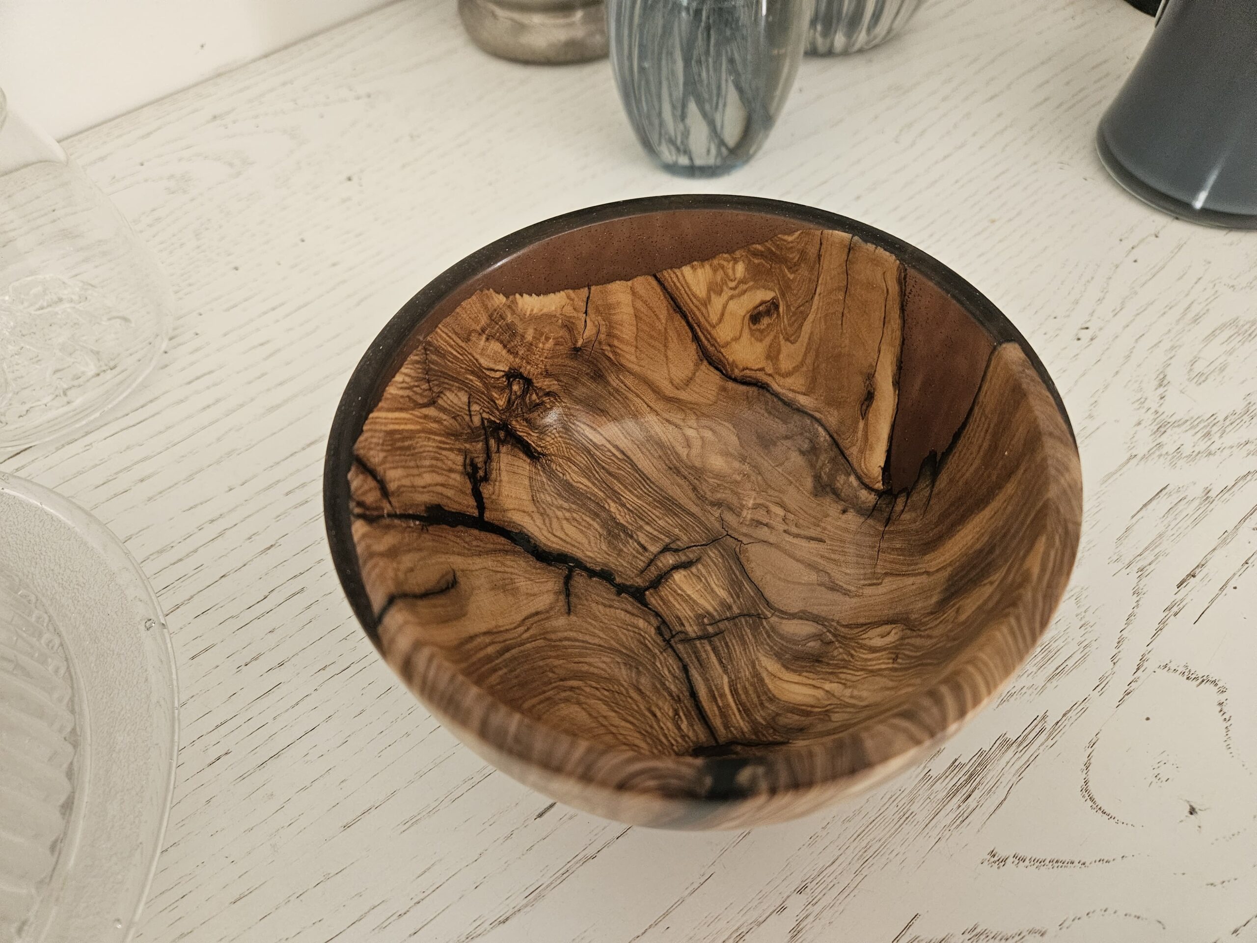 Bol en bois d'olivier et résine – Image 3