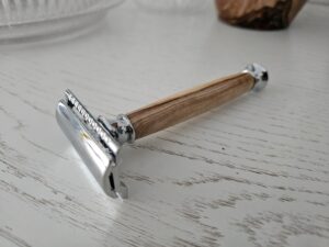 rasoir droit en bois d'olivier