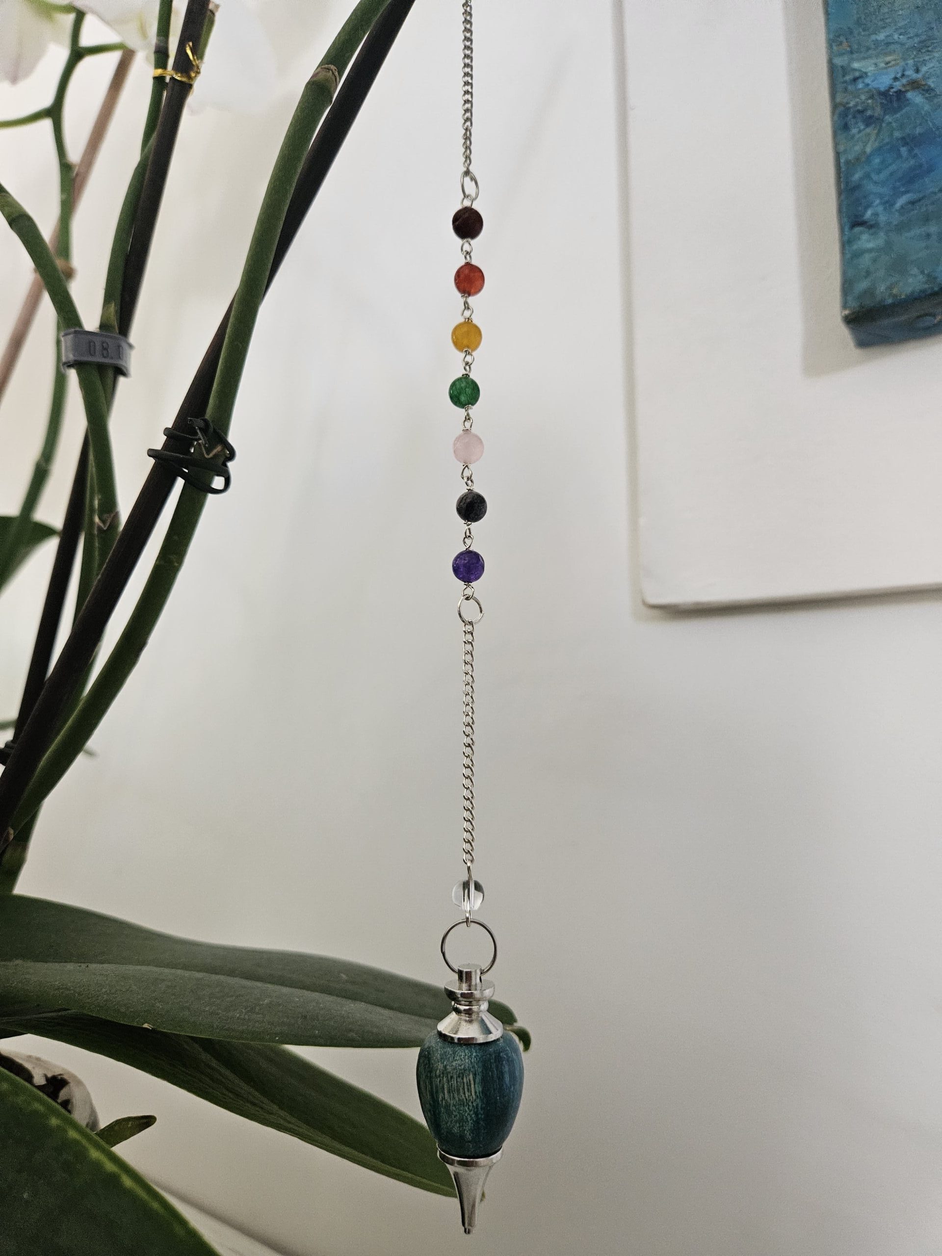 Pendule en bois stabilisé avec chaine et perles des 7 chacras – Image 2