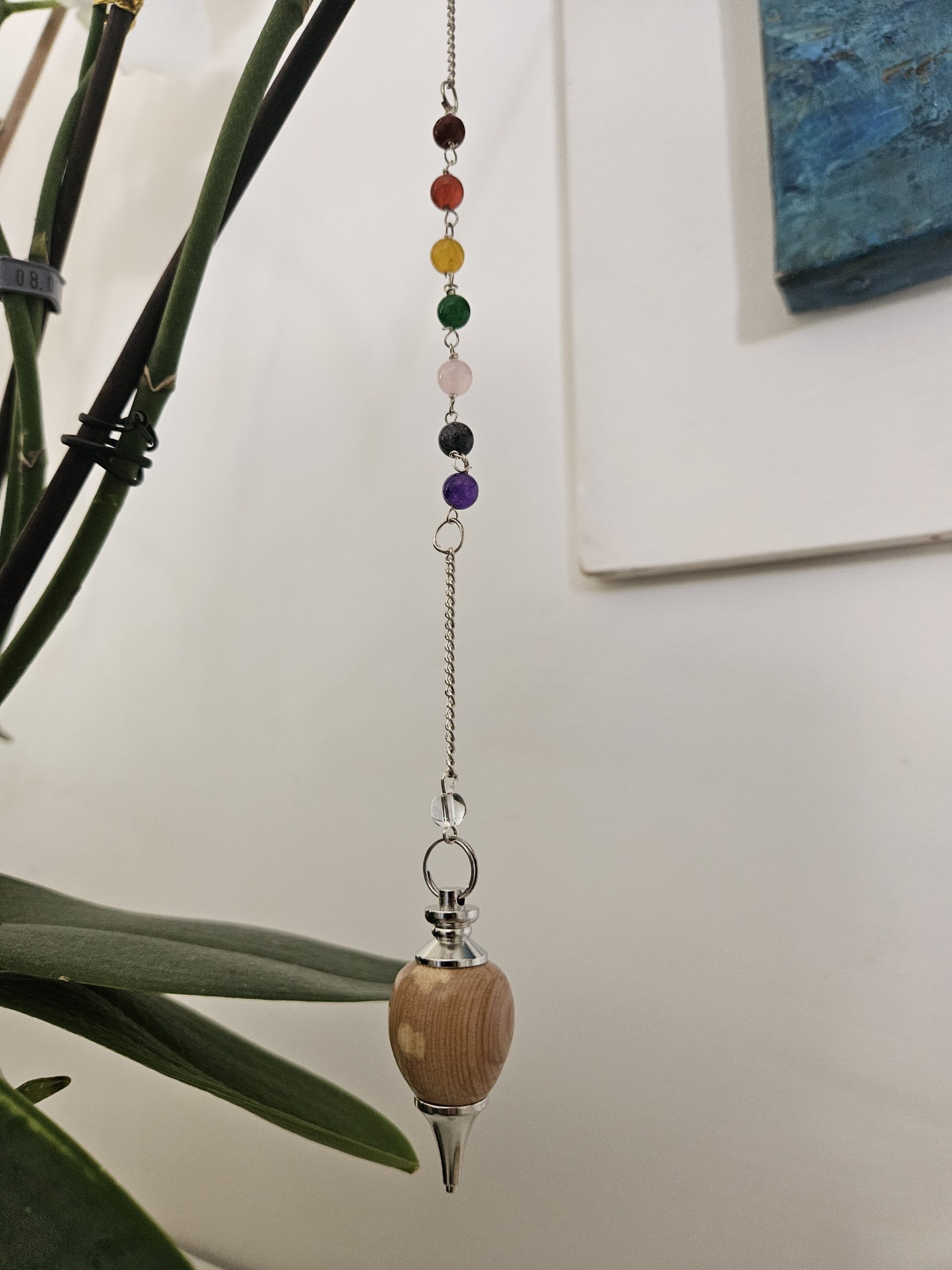 Pendule en bois de Lilas avec chaine et perles des 7 chakras – Image 3