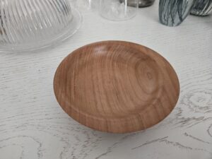 assiette en merisier, tournage décentré