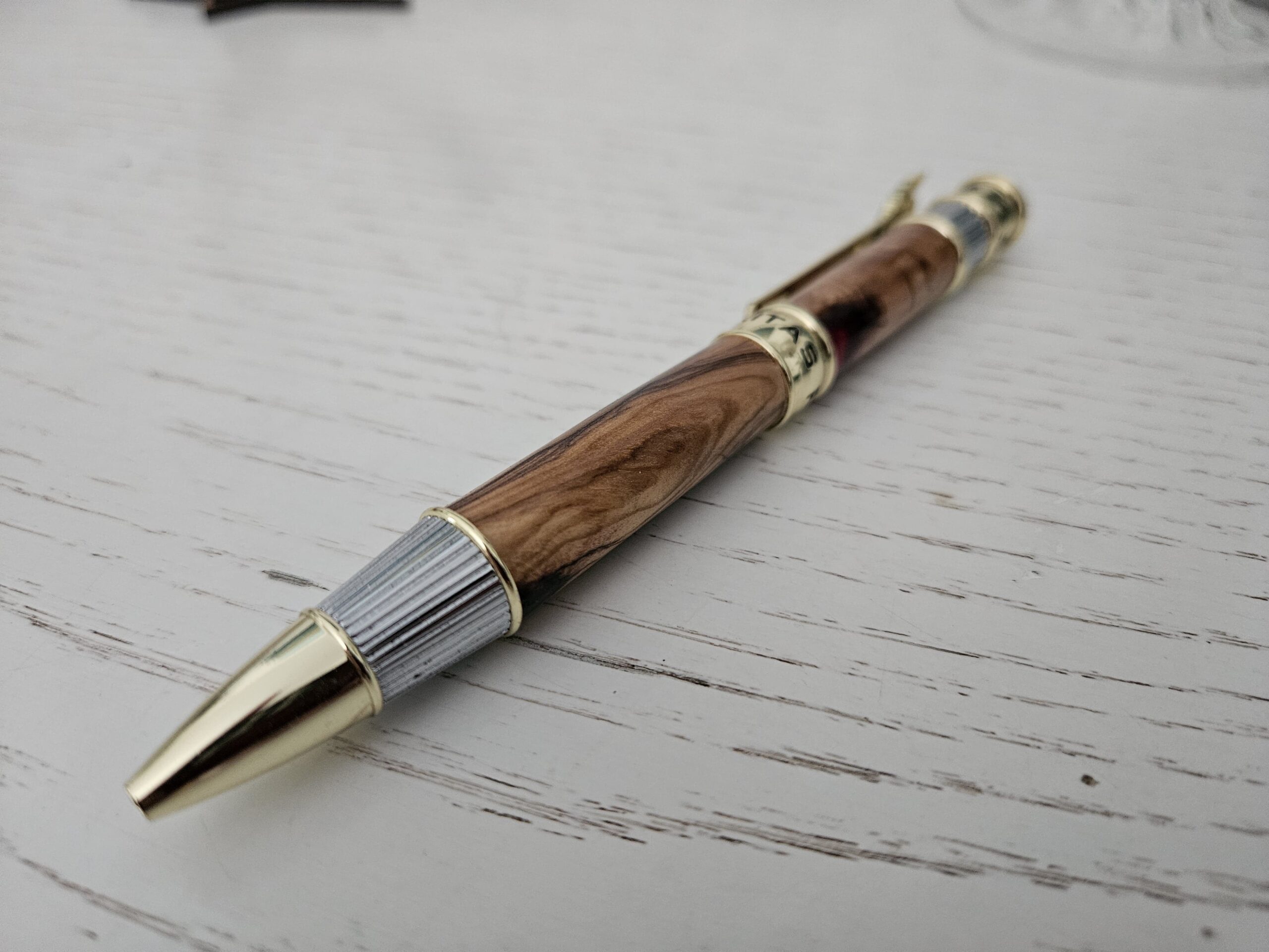 Stylo bille Paix et harmonie en bois d'olivier – Image 2