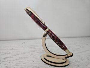 Stylo pommes de pin & résine – L’élégance de la nature figée dans la lumière