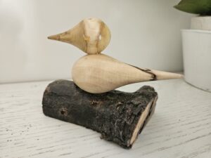 oiseau en bois sur support