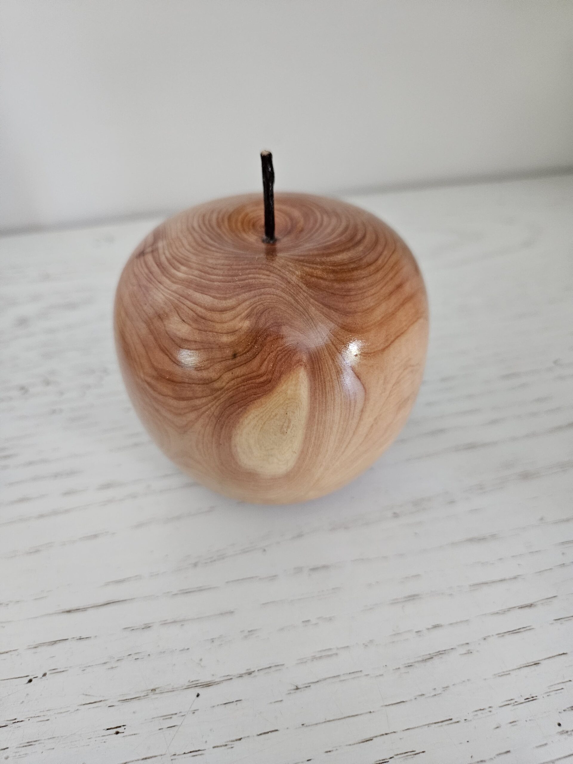 Pomme en bois de cade – Image 6