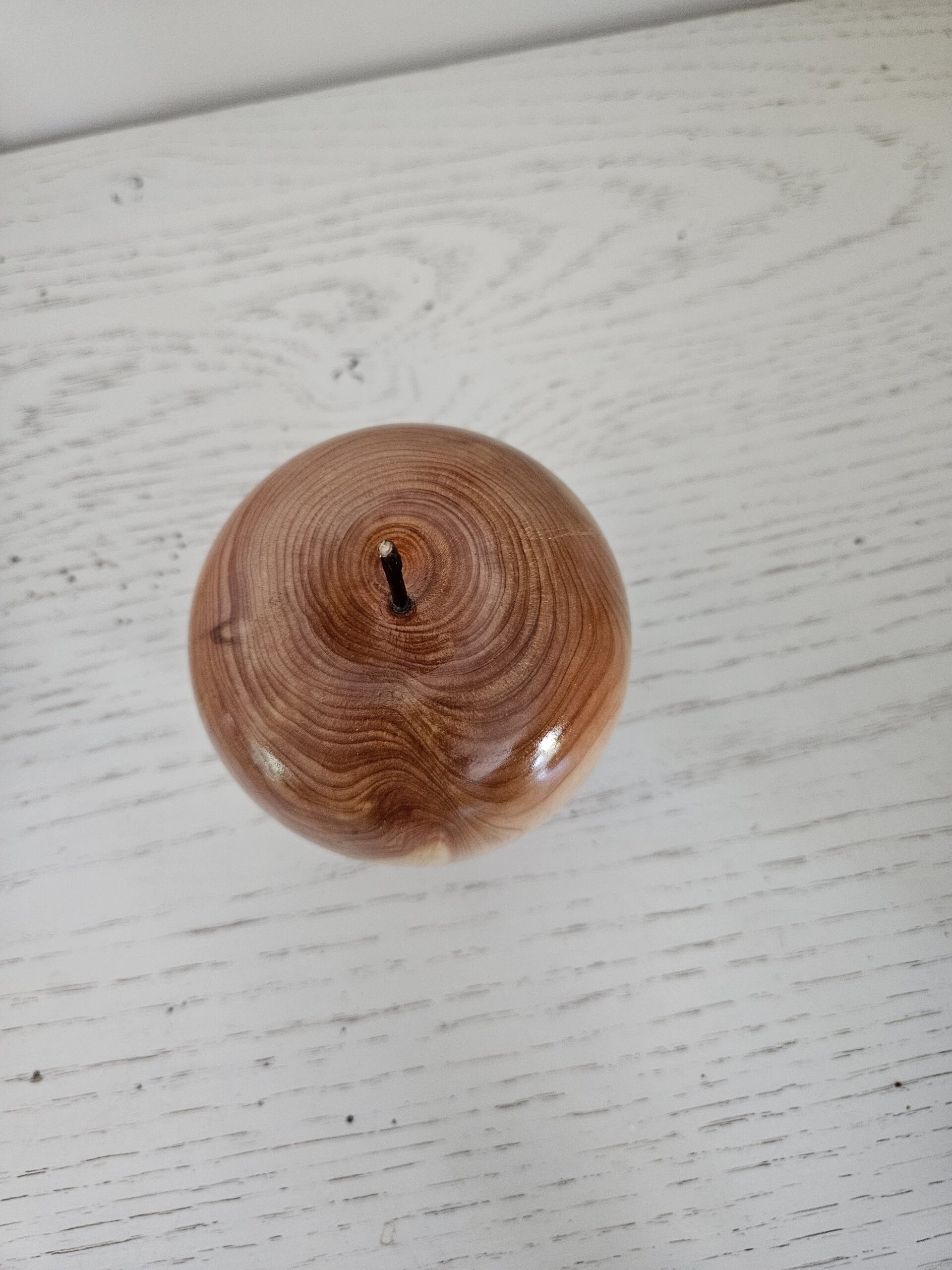 Pomme en bois de cade – Image 5