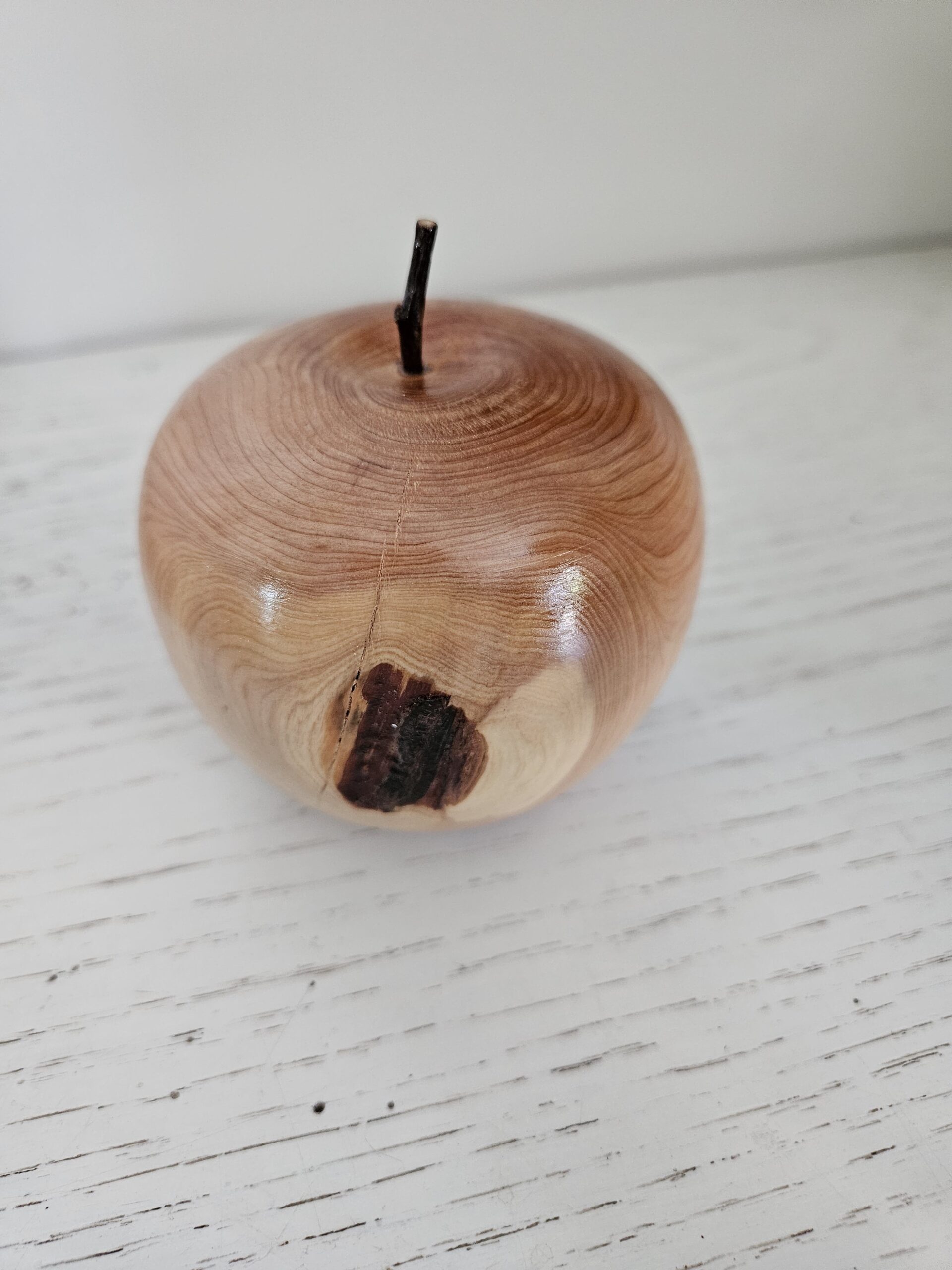 Pomme en bois de cade – Image 4