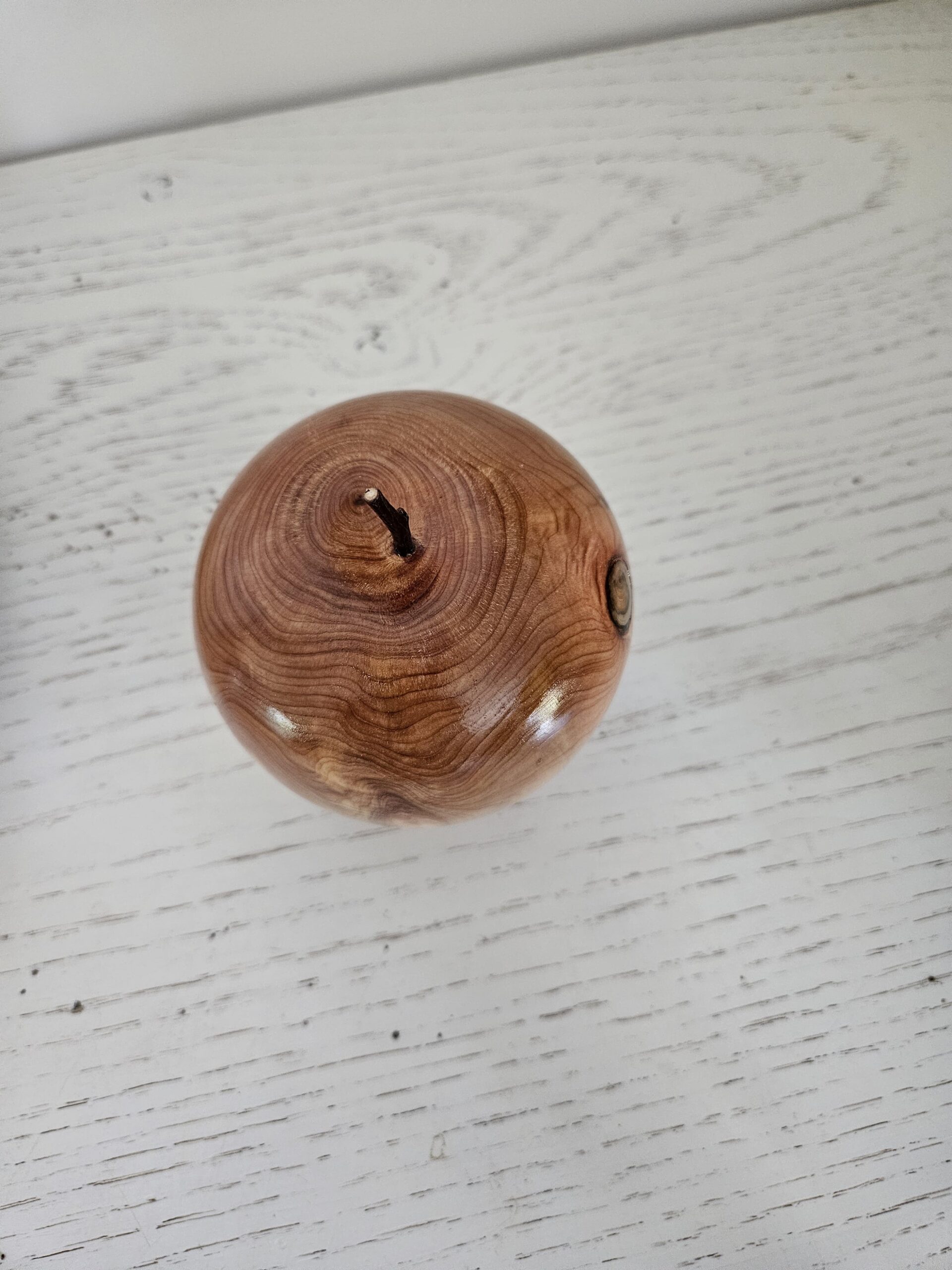 Pomme en bois de cade – Image 2