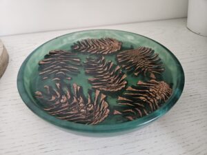 plat en pommes de pin et résine