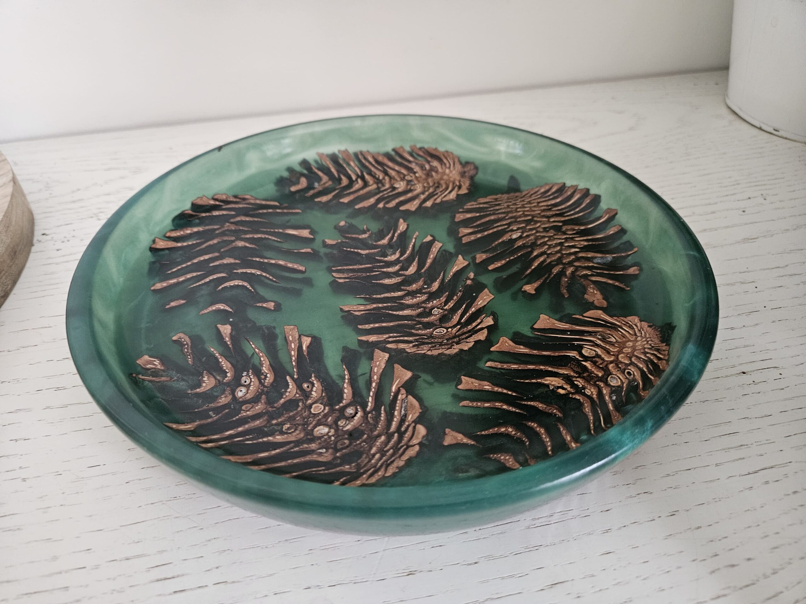 plat en pommes de pin et résine