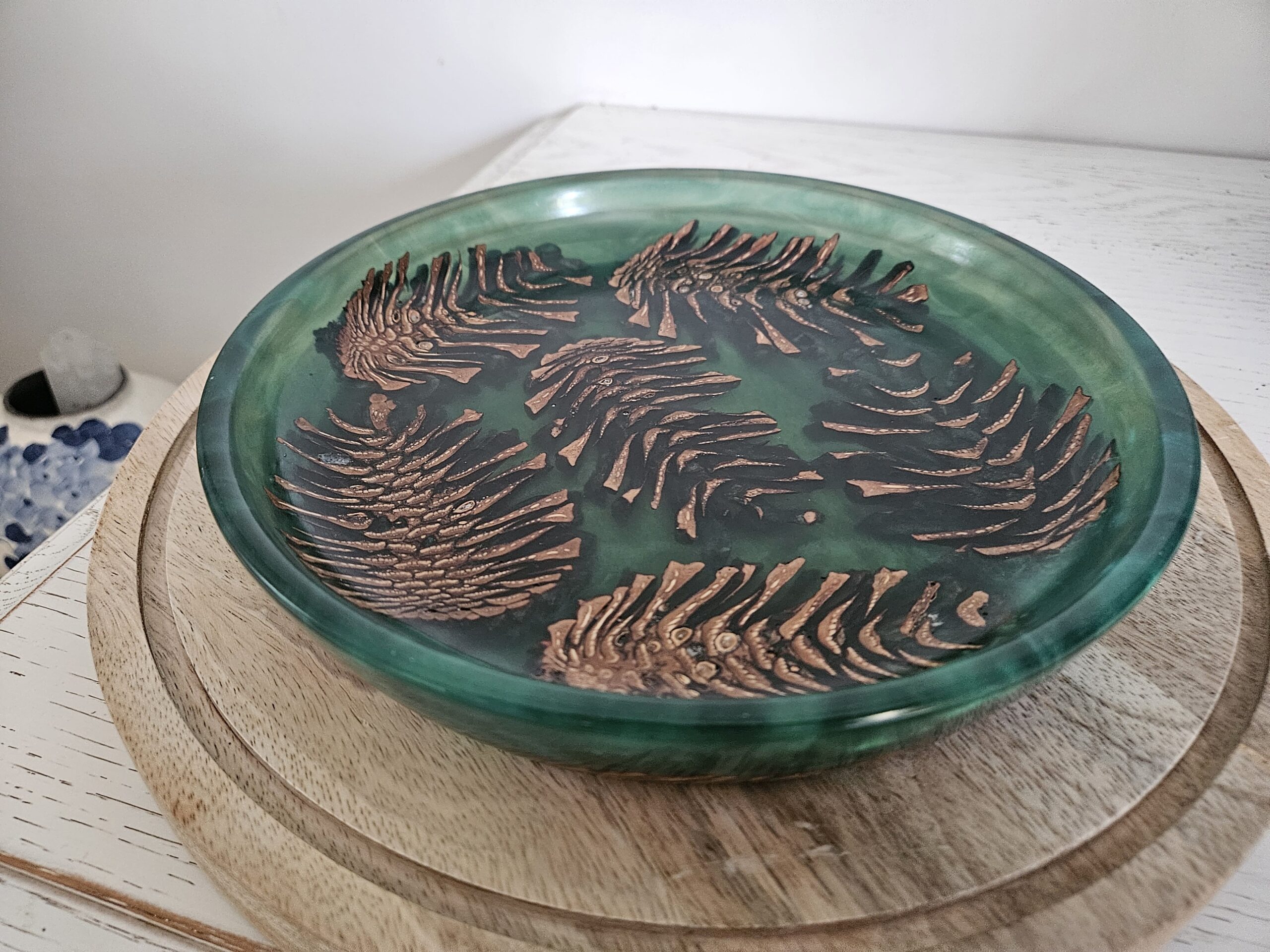 Plat en pommes de pin & résine – Image 2