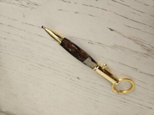 porte clés stylo pomme de pins résine