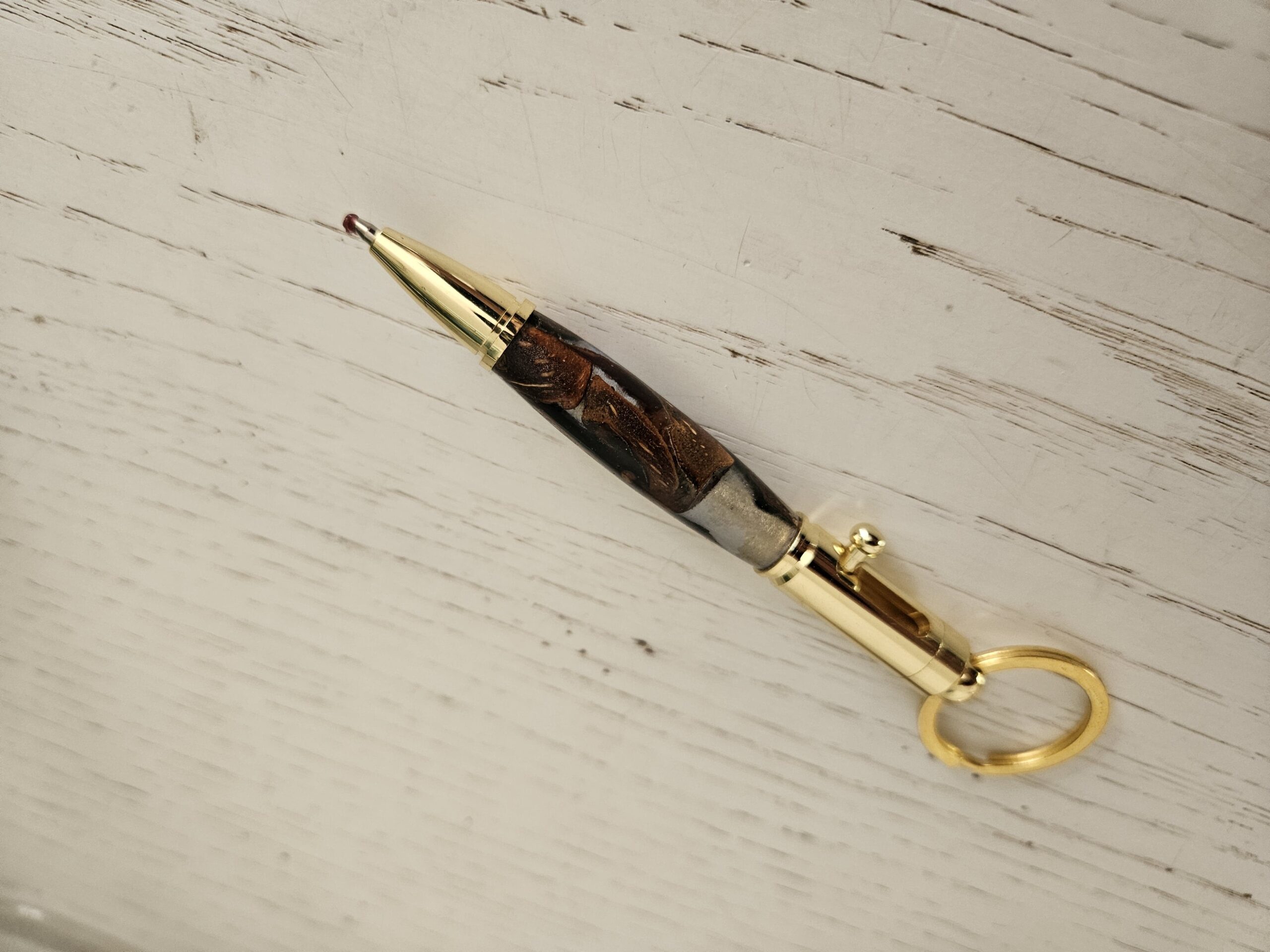porte clés stylo pomme de pins résine