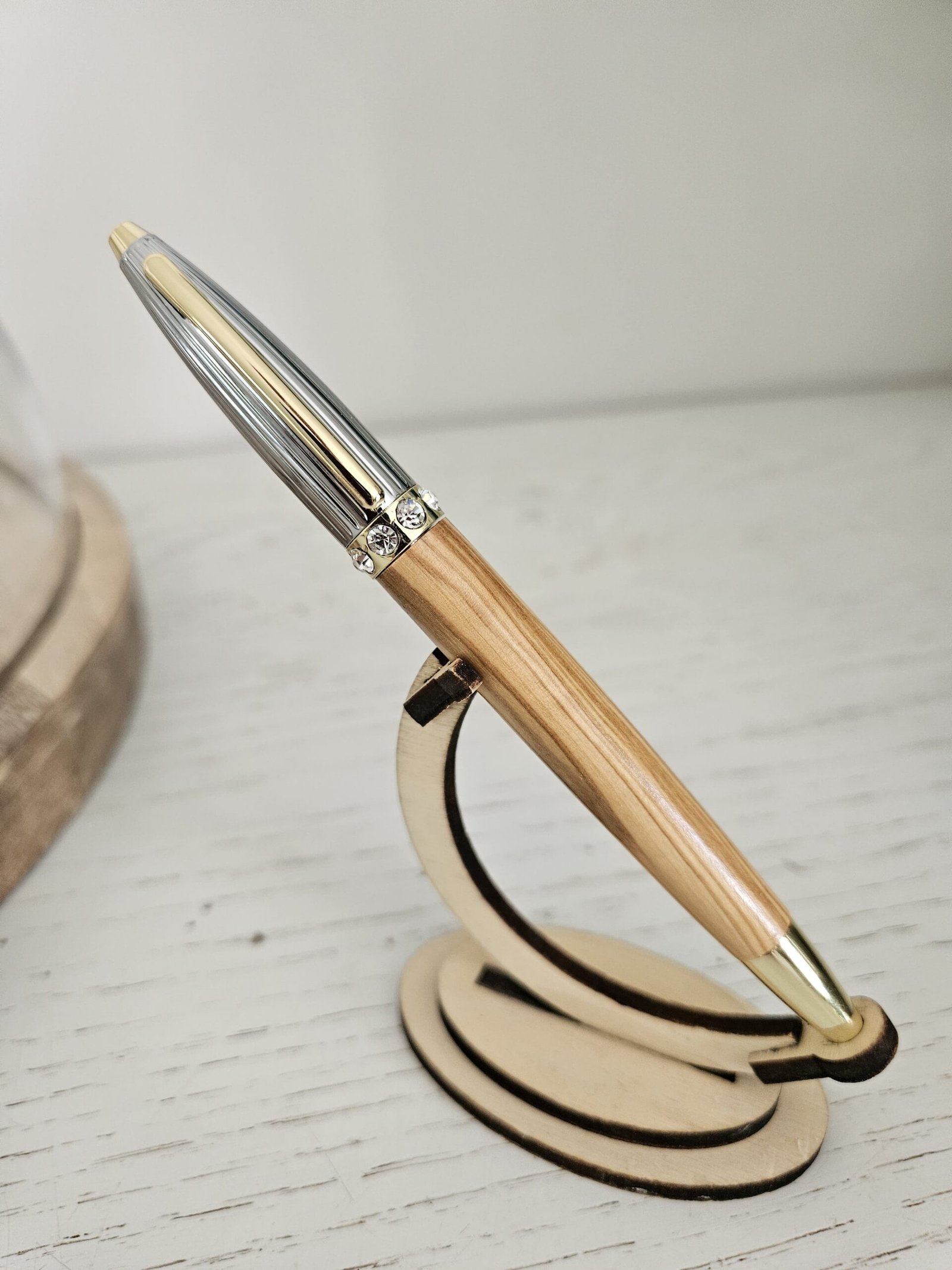 Stylo bille en bois d’olivier – L’élégance méditerranéenne au bout des doigts – Image 4