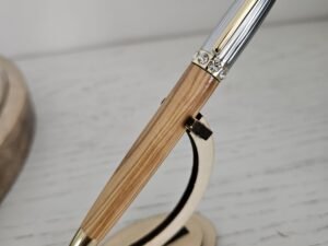 Stylo bille en bois d’olivier – L’élégance méditerranéenne au bout des doigts