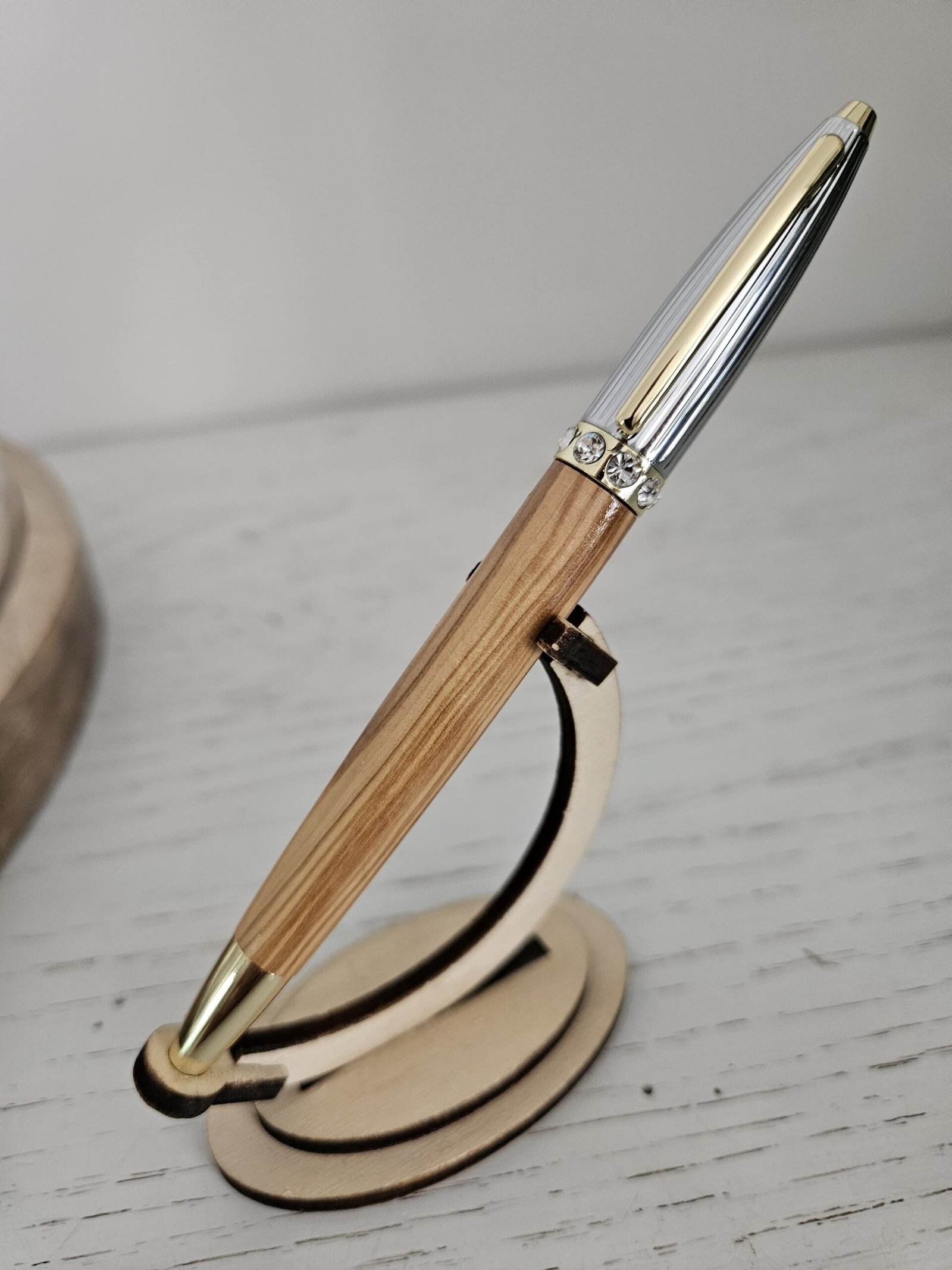 Stylo bille en bois d’olivier – L’élégance méditerranéenne au bout des doigts