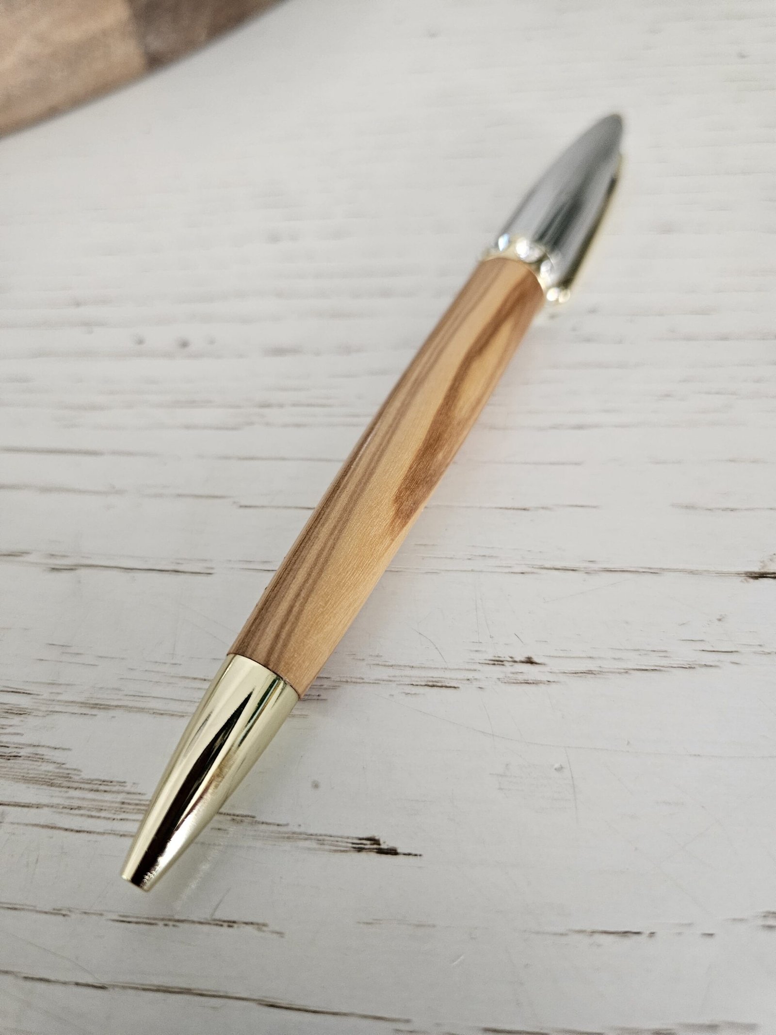 Stylo bille en bois d’olivier – L’élégance méditerranéenne au bout des doigts – Image 3