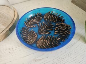 plat pommes de pin résine