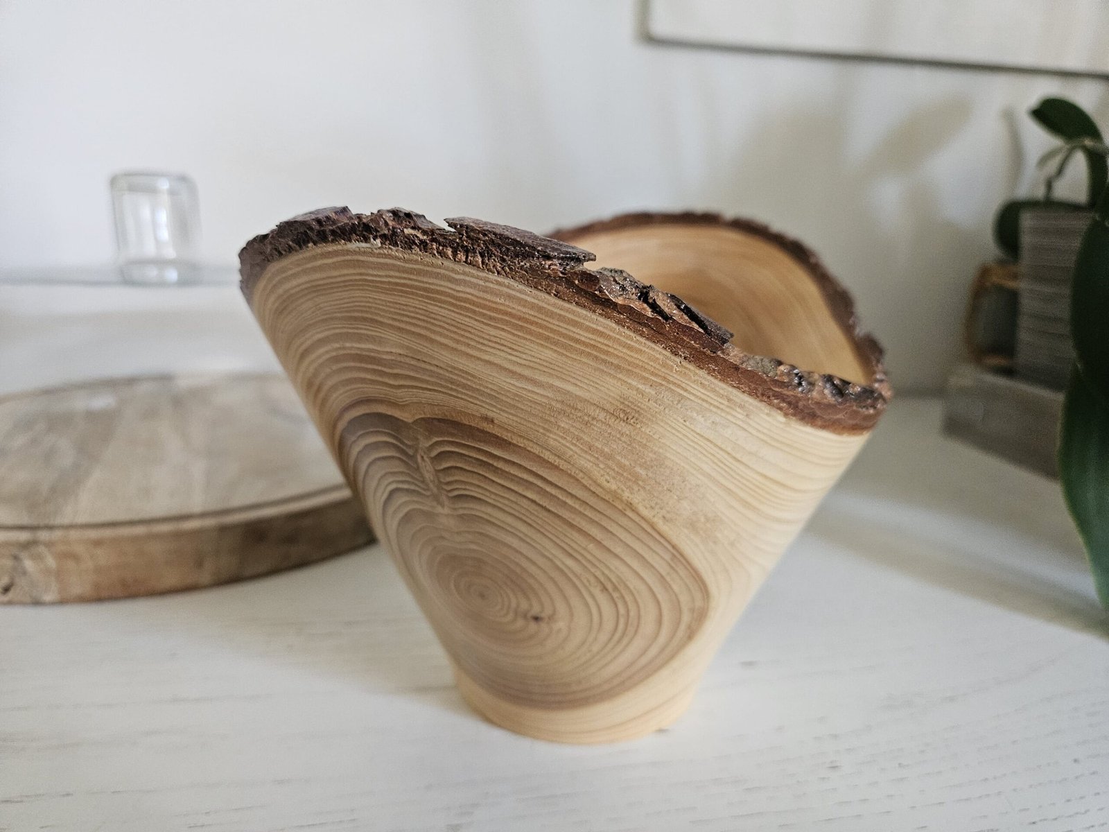 Coupe artisanal en bois de cèdre – bord naturel – Image 6