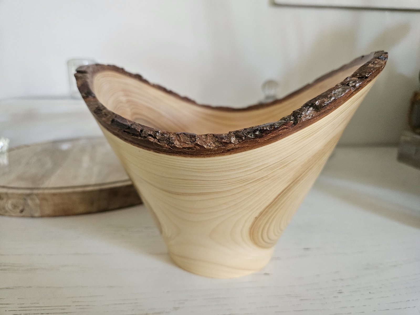 Coupe artisanal en bois de cèdre – bord naturel – Image 5