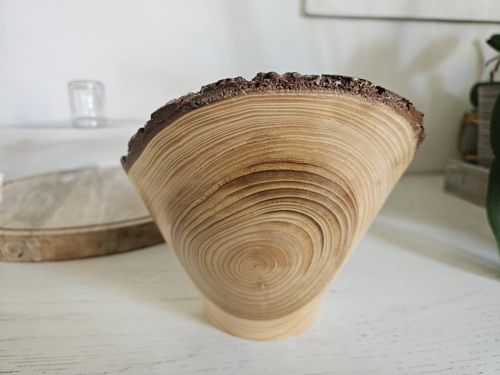 Coupe artisanal en bois de cèdre – bord naturel – Image 4