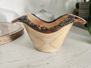 Bol artisanal en bois de cèdre – bord naturel