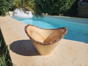 Coupe artisanal en bois de cèdre – bord naturel