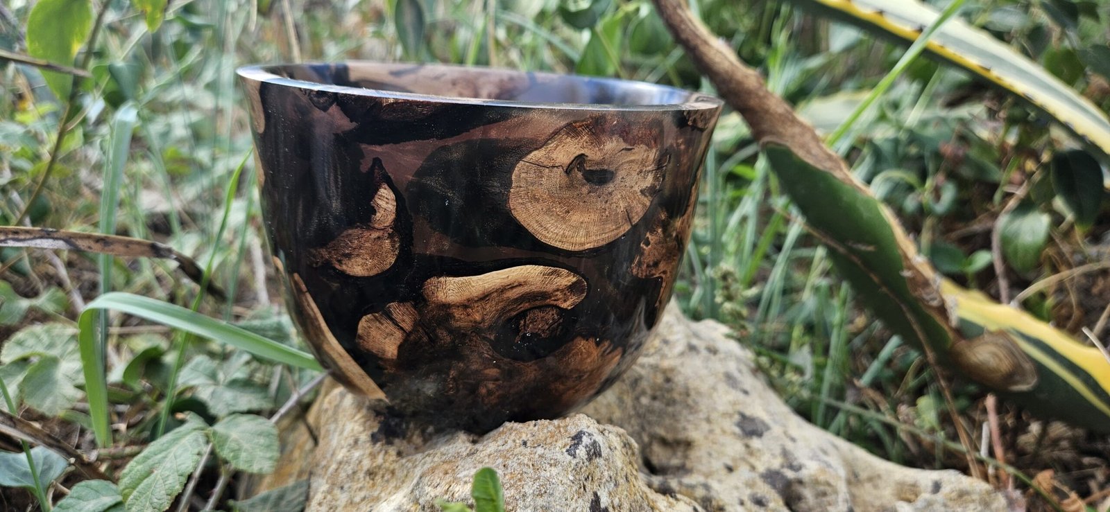 Bol en cèpes de vigne et résine – Image 5