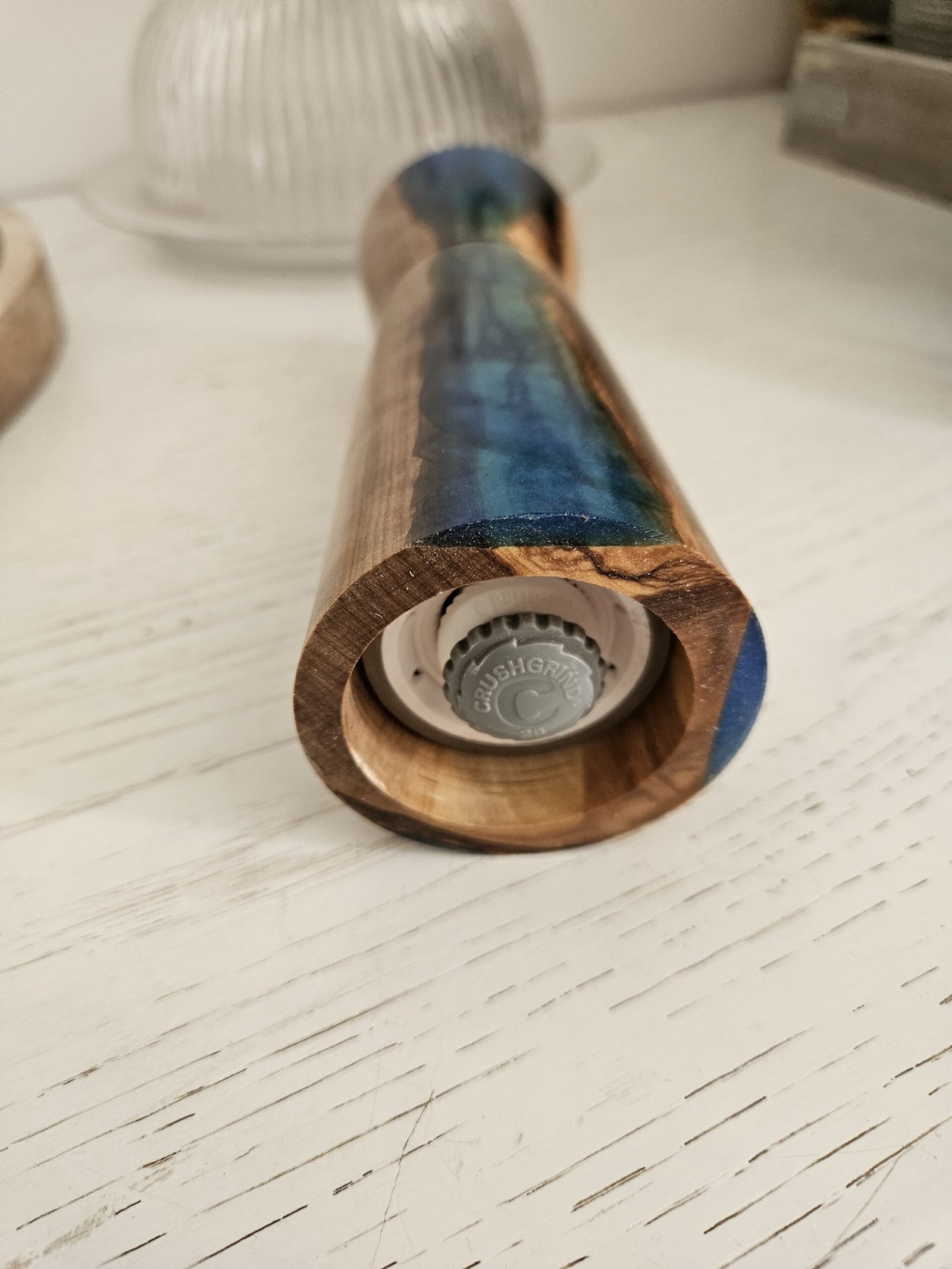 Moulin artisanal en bois d’olivier et résine bleue – mécanisme CrushGrind – Image 3